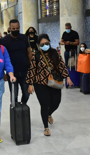 
				
					Simone é tietada por fã mirim em aeroporto do Rio de Janeiro
				
				