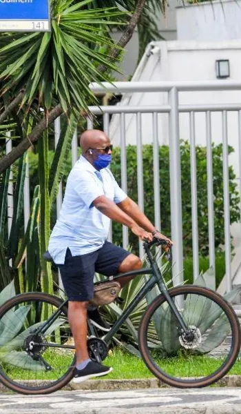 
				
					Ex-ministro do STF Joaquim Barbosa passeia de bicicleta pelo Leblon
				
				