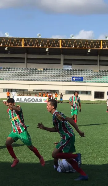 
				
					Com gol no final, Agrimaq bate o Dínamo por 2 a 1 na abertura da Segunda Divisão
				
				
