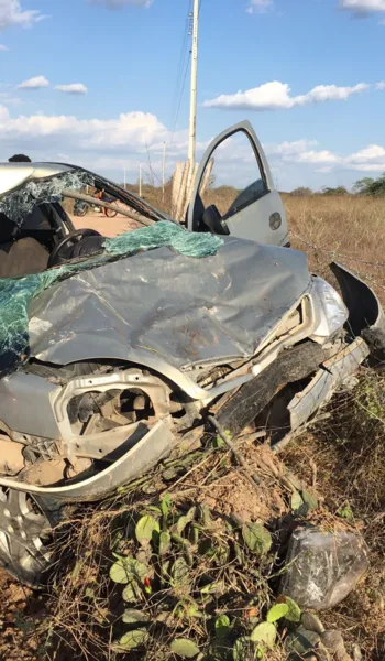 
				
					Colisão entre carroça e carro deixa quatro pessoas feridas em Delmiro Gouveia
				
				