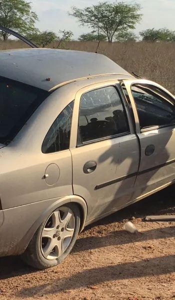 
				
					Colisão entre carroça e carro deixa quatro pessoas feridas em Delmiro Gouveia
				
				