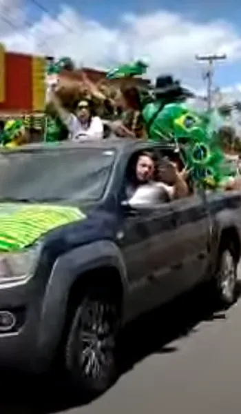 
				
					Ato a favor de Bolsonaro reúne cerca de 900 veículos em carreata por Arapiraca
				
				