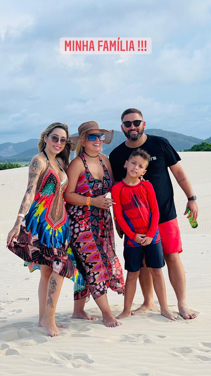 Josy com seus filhos e o esposo