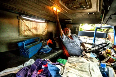 
			
				Caminhoneiro completa três anos morando dentro de veículo em Maceió
			
			