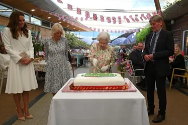 
				Internautas defendem que Elizabeth II siga tomando drinques após revista noticiar que seu médico recomendou que parasse
			
			