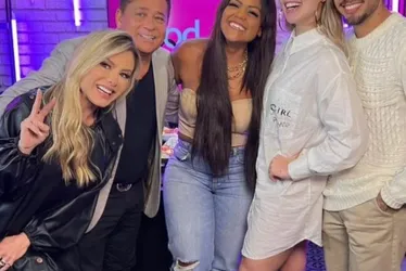 
			
				Virgínia e Zé Felipe anunciam casamento e Leonardo surpreende o casal
			
			