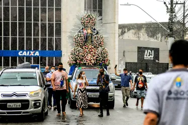 
			
				Mesmo sob chuva, católicos reverenciam Nossa Senhora dos Prazeres em carreata
			
			