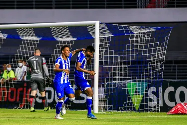 
			
				Foi por pouco! CSA atropela o Brasil de Pelotas no Rei Pelé, mas vitória do Avaí frustra acesso: 4 a 0
			
			