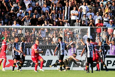 
			
				CRB vence ASA e leva boa vantagem para o duelo de volta da decisão
			
			