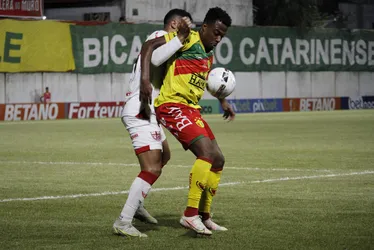 
			
				Em ritmo de amistoso, CRB e Brusque ficam no empate sem gols, pela Série B: 0 a 0
			
			