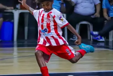 
				Buchecha recebe carinho de  jogador do Bangu Atlético Clube
			
			