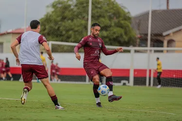 
			
				CSA contrata Werley, empresta três atletas e anuncia Leandro Souza como coordenador de futebol
			
			