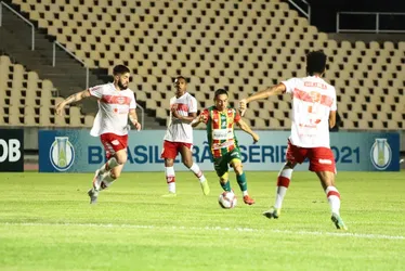 
			
				Mesmo com time reserva, CRB vence o Sampaio e volta ao G-4 da Série B: 3 a 2
			
			