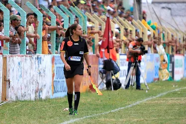 
			
				Árbitra assistente alagoana Brígida Cirilo recebe escudo Fifa
			
			