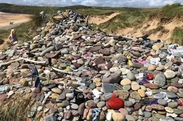 
			
				Como túmulo de Dobby, de Harry Potter, virou problema em praia britânica
			
			
