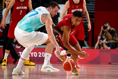 
				Regida por Doncic, Eslovênia vence Alemanha e chega a inédita semifinal olímpica
			
			