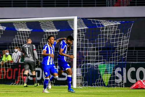 
				Foi por pouco! CSA atropela o Brasil de Pelotas no Rei Pelé, mas vitória do Avaí frustra acesso: 4 a 0
			
			