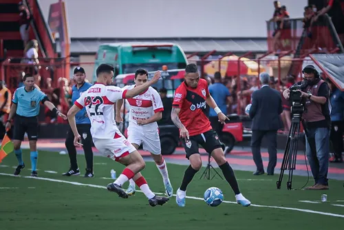 
				CRB joga mal e estreia com derrota para Atlético-GO, na Série B: 2x1
			
			