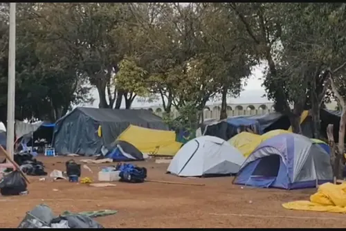 
				1200 são presos em acampamento bolsonarista e levados à PF
			
			