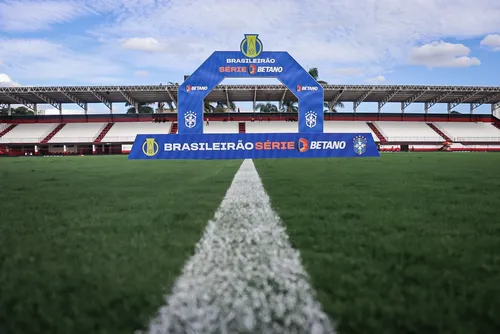 
				CRB joga mal e estreia com derrota para Atlético-GO, na Série B: 2x1
			
			
