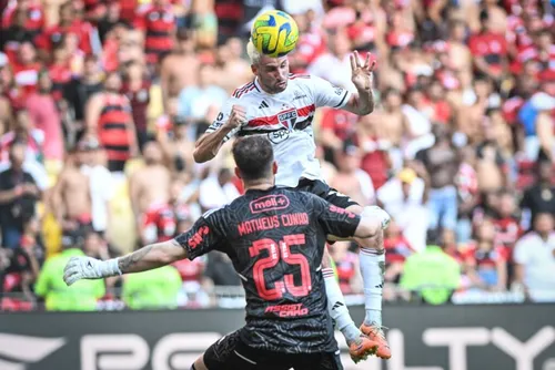 
				São Paulo vence Flamengo no Maracanã e sai em vantagem na Final
			
			
