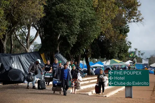 
				1200 são presos em acampamento bolsonarista e levados à PF
			
			