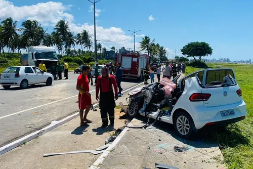 
				Cabo do Corpo de Bombeiros morre em acidente entre caminhões e carro de passeio no Pontal da Barra
			
			