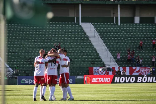 
				Na volta de Daniel Paulista, CRB vence Guarani, no Brinco de Ouro: 1x0
			
			