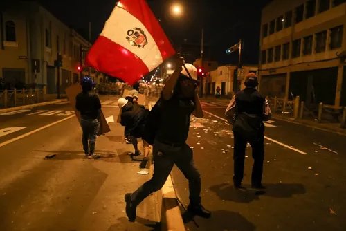 
				Protesto no Peru gera grande incêndio em prédio de Lima
			
			