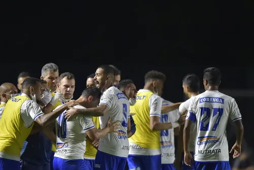 
				De virada, CSA vence o Vasco, em pleno São Januário, e sobe uma posição na tabela: 3 a 1
			
			