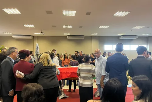 
				Familiares e amigos se despedem do ex-presidente do CSA Omar Coêlho
			
			