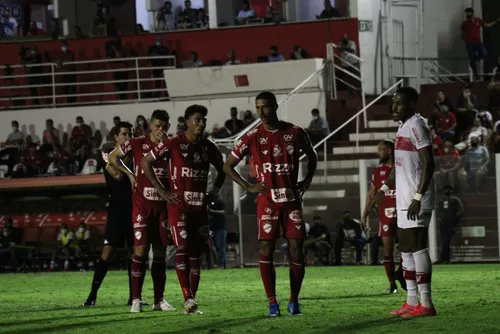 
				Com um a menos, CRB leva sufoco, mas segura empate com o Vila Nova, em Goiânia: 0 a 0
			
			