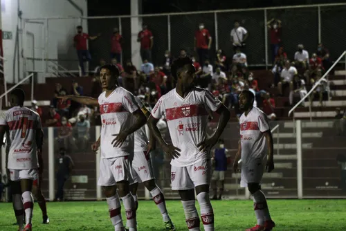 
				Com um a menos, CRB leva sufoco, mas segura empate com o Vila Nova, em Goiânia: 0 a 0
			
			