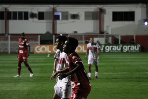 
				Com um a menos, CRB leva sufoco, mas segura empate com o Vila Nova, em Goiânia: 0 a 0
			
			
