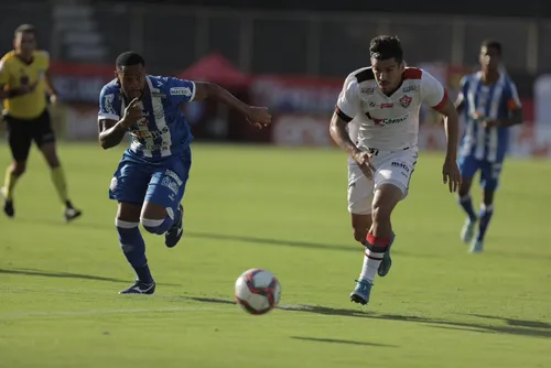 
				Na raça! Com um a menos, CSA segura o Vitória no Barradão e vence por 1 a 0
			
			