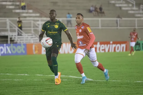 
				CRB vence Tombense no sufoco e praticamente garante permanência na Série B: 2 a 1
			
			
