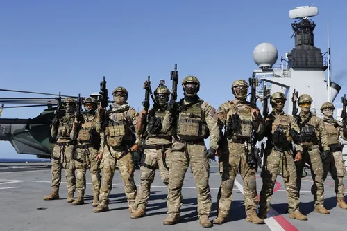 
				Operação aeronaval reúne 830 militares das três Forças no Rio
			
			