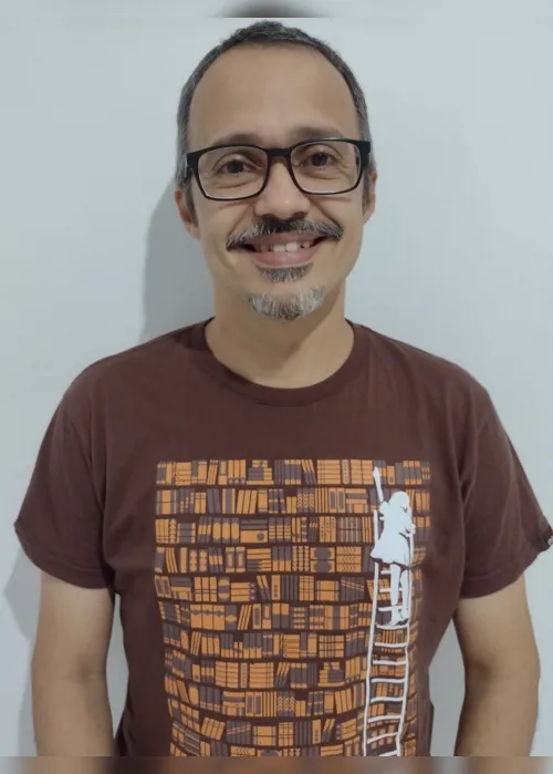 
			
				Em livro com 18 histórias nordestinas, alagoano reimagina a lenda da Mulher da Capa Preta
			
			