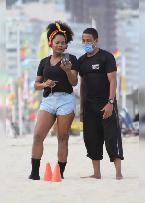 
				Adriana Bombom se exercita nas areias da praia de Copacabana
			
			