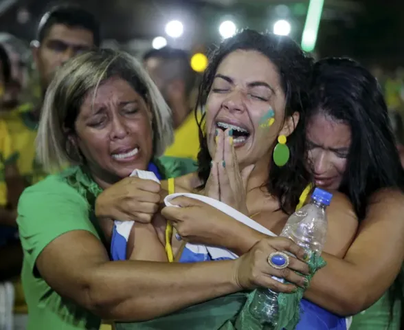 Em frente ao condomínio de Bolsonaro, eleitores do presidente rezam e choram