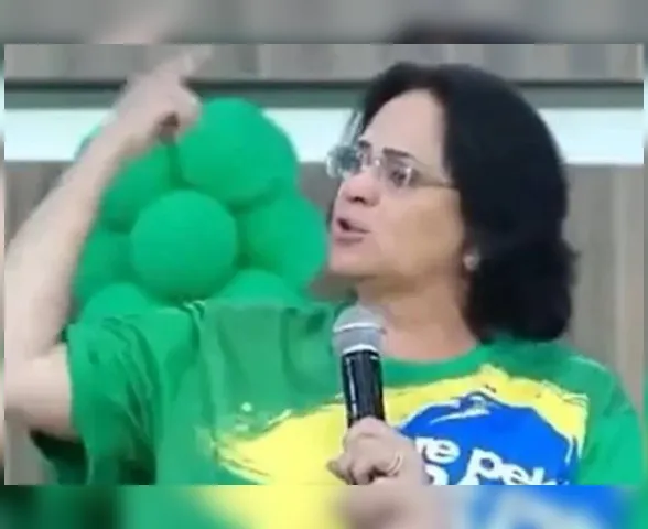 “Bolsonaro deixará a Presidência de cabeça erguida”, diz Damares