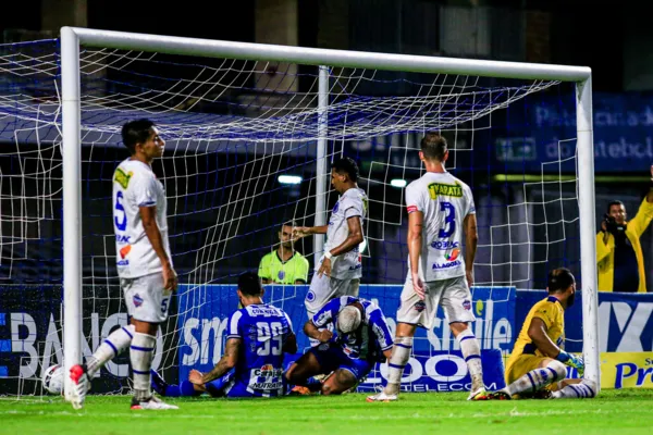 
				
					CSA goleia o Cruzeiro de Arapiraca e conquista a vaga na Copa do Brasil de 2023: 3x0
				
				