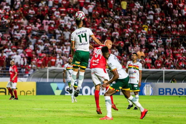 
				
					CRB derrota o Sampaio por 1 a 0 e se mantém vivo na disputa pelo acesso à Série A
				
				