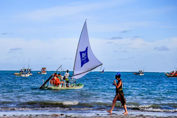 
				
					Jangadeiros alagoanos comemoram "invasão" de turistas a Maceió
				
				