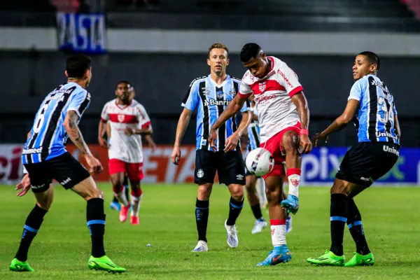 
				
					CRB supera expulsão de Romão e vence o Grêmio com dois gols de Diogo Silva: 2x0
				
				
