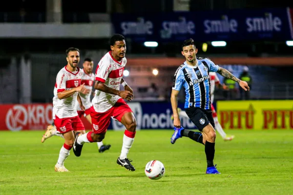 
				
					CRB supera expulsão de Romão e vence o Grêmio com dois gols de Diogo Silva: 2x0
				
				
