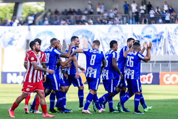 
				
					CSA vence o Náutico e encosta no Fortaleza, líder da Copa do Nordeste: 3 a 1
				
				