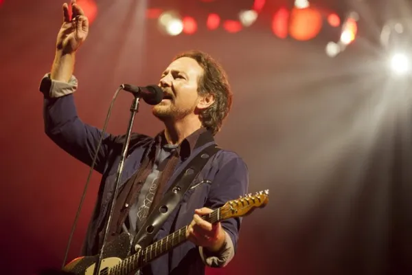 
				
					Pearl Jam vai doar US$ 100 mil para atingidos pela tragédia em Mariana
				
				