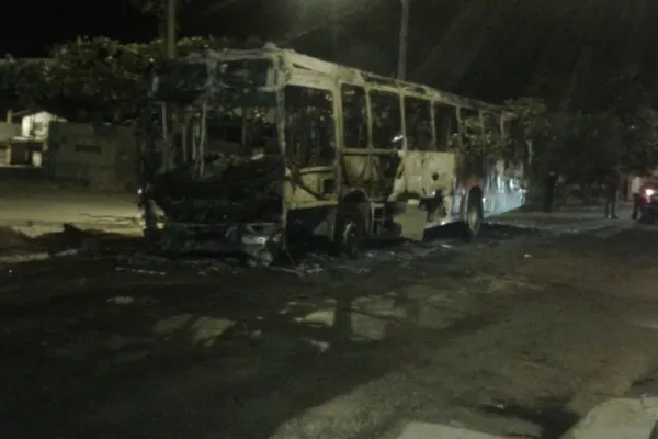 
				
					Homens armados invadem e incendeiam ônibus no terminal do Benedito Bentes 
				
				
