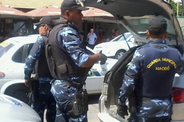 
				
					Operação integrada na orla de Maceió recolhe veículos irregulares
				
				